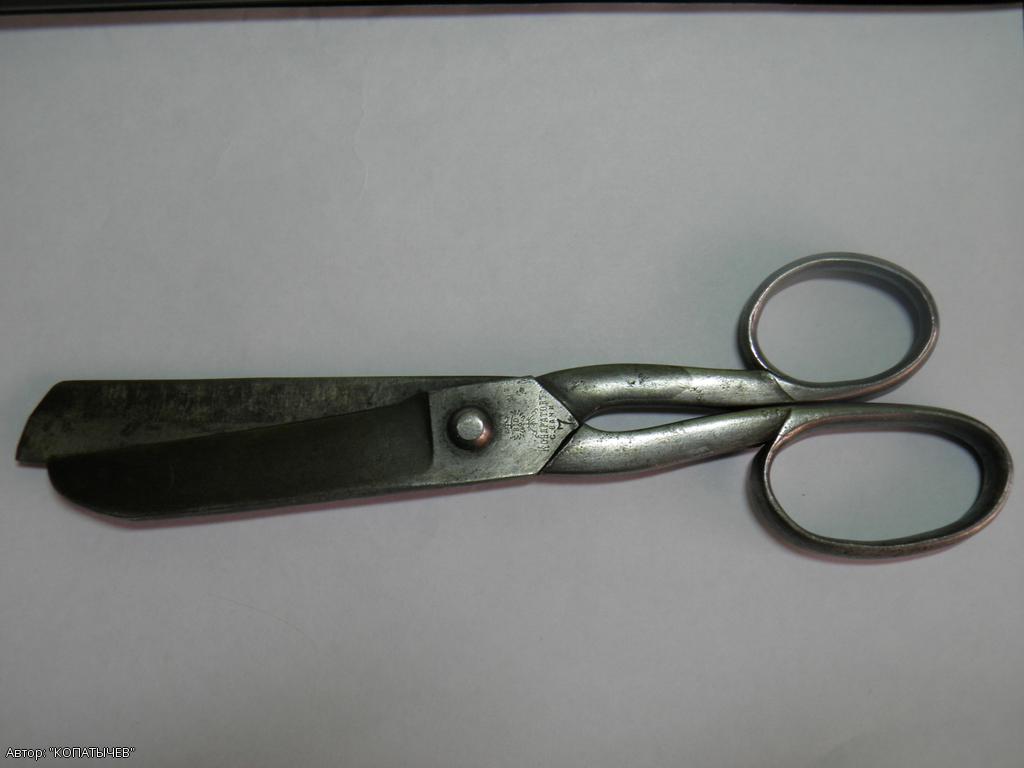 Портные ножницы.Фабрика резных стальных изделий Дмитрия Дмитриевича Кондратова. Помагите датировать данную находку и что означает цифра 7 и колокольчик с обратной стороны?