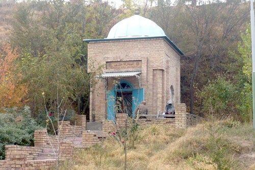 Выше площади Ордабасы на левом берегу Кошкараты стоит небольшой мавзолей. Построен он относительно недавно и историко-архитектурной ценности не представляет. Но присмотреться к нему стоит, ведь возведен он в честь главного шымкентского святого Кошкар