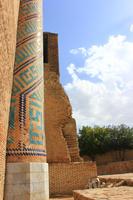 Фамильная гробница Тимура и наследников империи была воздвигнута в юго-западной части города в 1404 году. Мозаика, собранная из светло- и тёмно-голубых глазурированных кирпичей, украшает стены и барабан, геометрический мозаичный орнамент ярко сверкае