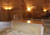 Во время правления Тимура мавзолей стал семейным склепом Тимуридов. В этом архитектурном комплексе находятся могилы самого Тимура, его сыновей Шахруха и Миран-шаха, а также внуков - Улугбека и Мухаммад Султана.