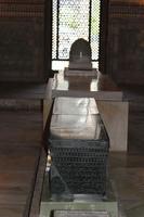 Рядом с могилой Тимура расположены мраморные надгробия его сыновей Мираншаха и Шахруха и его внуков Мухаммад Султана и Улугбека. Здесь же похоронен духовный наставник Тамерлана.