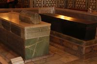 Монолитные камни из драгоценных камней- зеленого нефрита.В 1740 году персидский военачальник Надир-шах вывез надгробье Амира, сделанное из цельной глыбы нефрита и положил его ступенью перед своим троном. С этого момента Надир Шаха стала преследовать 