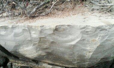 Большой камень с которого брались отщепы.