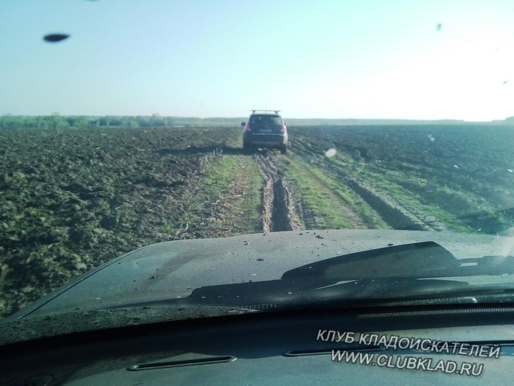 По полям