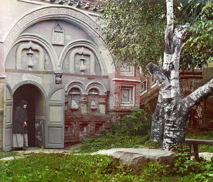 р
