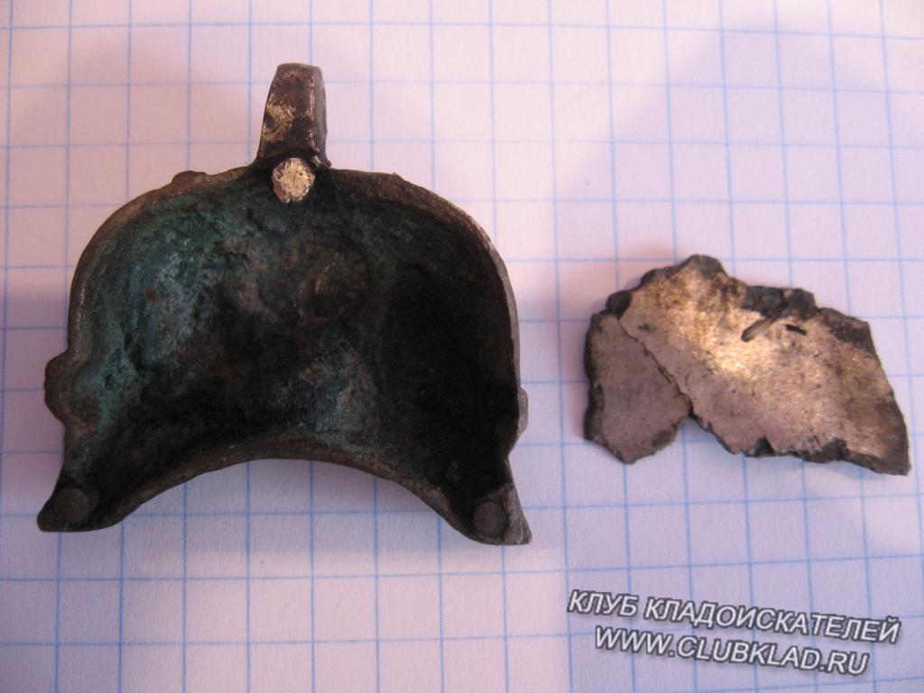 На заклёпках крепилась крышка . Остался кусочек.