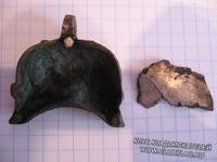 На заклёпках крепилась крышка . Остался кусочек.