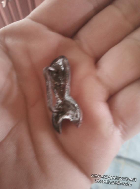 Метал похож на серебро