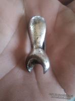 Метал похож на серебро