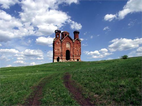 Добротная такая церковь