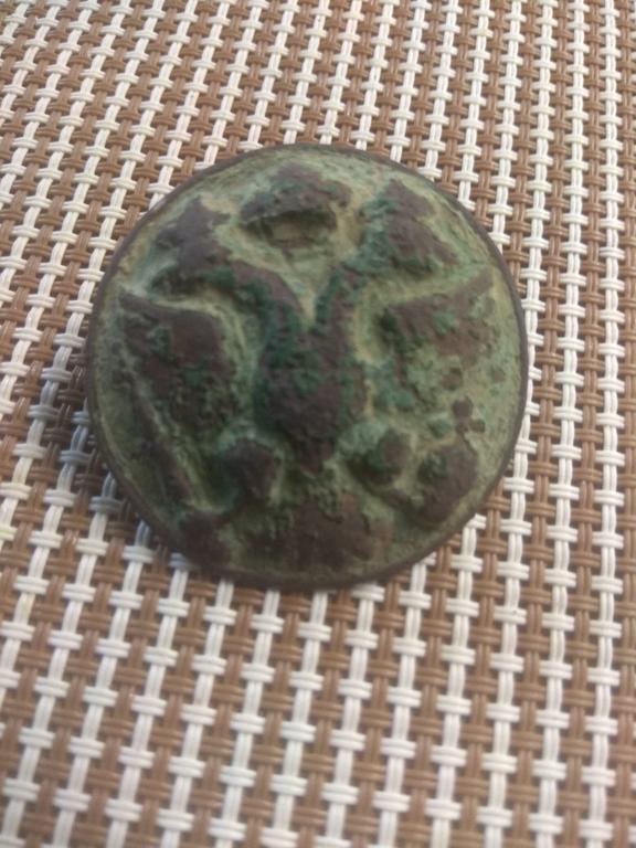 Пуговица с двуглавым орлом 1702-1720 диаметр 40мм. Помогите пожалуйста определить стоит чего-нибудь? 