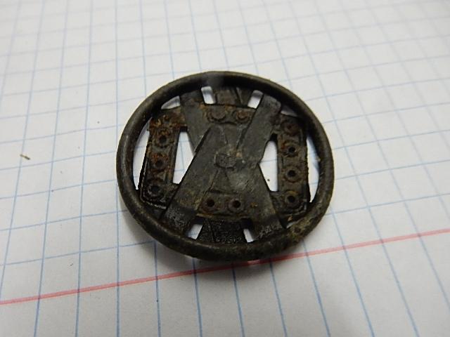 Попала вот такая штука, сначала думал што это конина, но смущает явный след от закрутки. Если кто в курсе подскажите. Заранее благодарен.