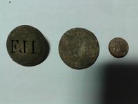 Кокарда солдата АВ, монетка 6 крейцеров и пуговичка