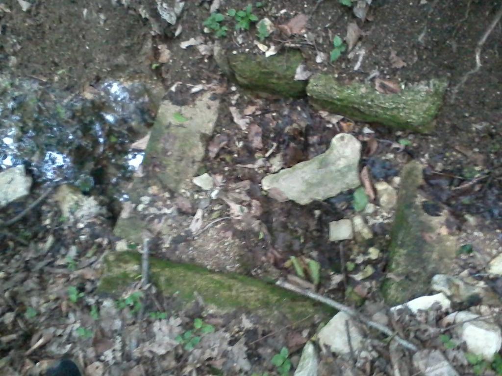 Засыпанный колодец партизан