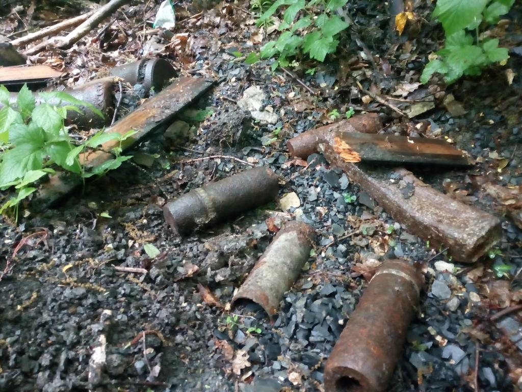 На выбитых местах…