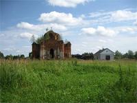 Вид с запада. Справа - новый корпус с временной часовней; на заднем плане - развалины келейного скитского корпуса.