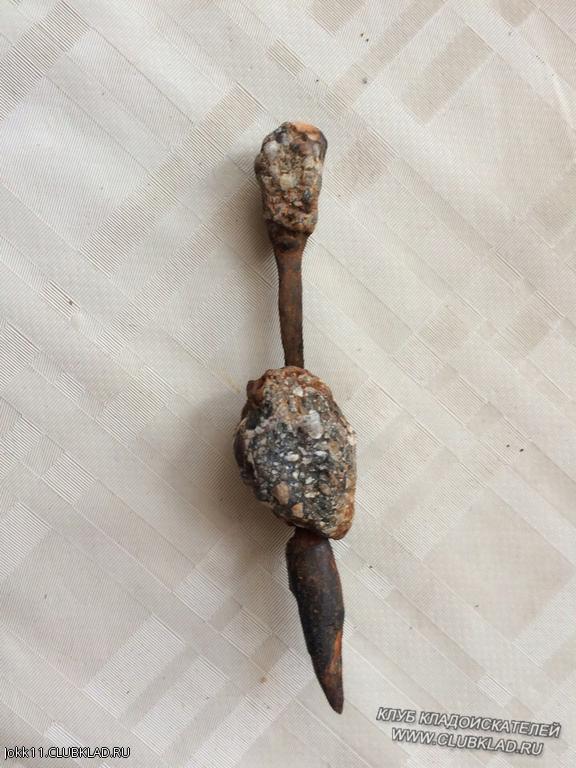 наконечник железный, и сам стержень тоже, камень передвигается вдоль стержня