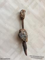 наконечник железный, и сам стержень тоже, камень передвигается вдоль стержня