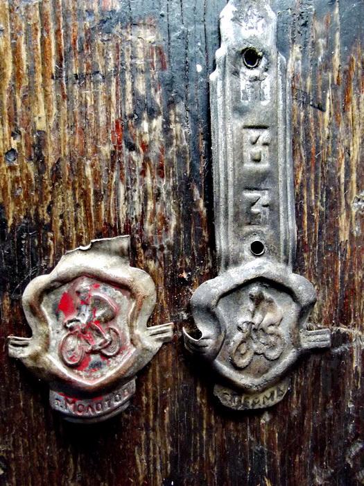 значек оторван руками ребенка