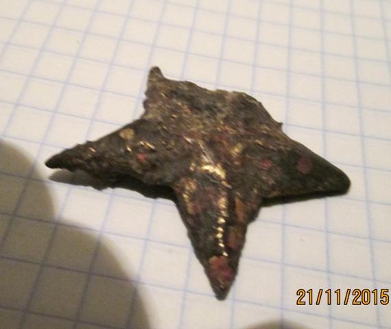 тяжелая похоже свеху была эмаль или от костра