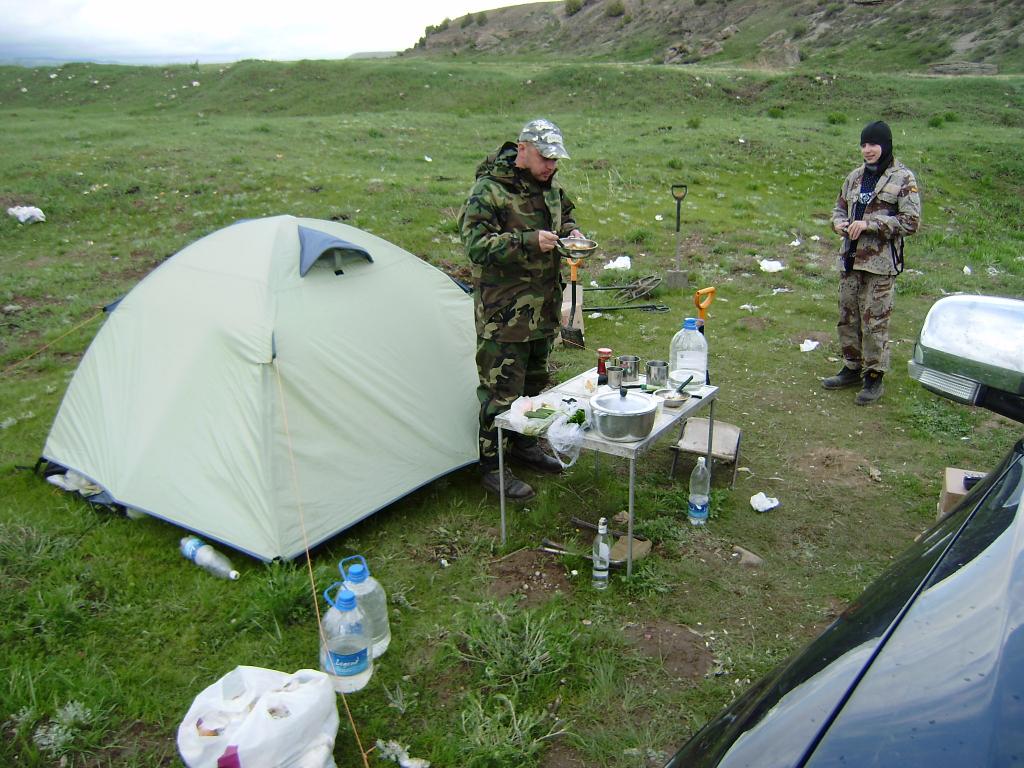 Обедаем быстро,Устроили соревнование, кто больше выкопает
