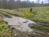 «НИВА» выбралась из ручья, но объезда нет...