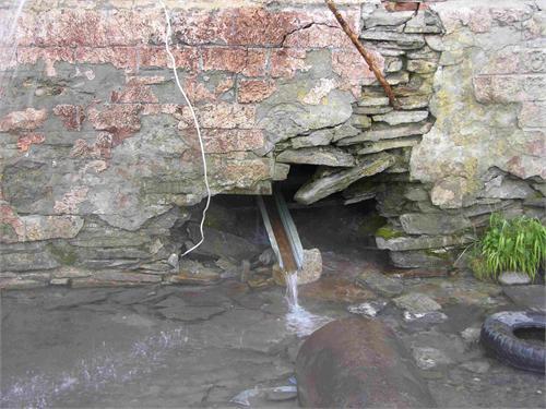 Водонапорная башня старинной железной дороги. Фундамент сложен из сланца!!! Иркутская область.
