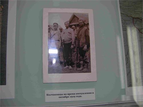 Колчаковцы во время отступления в октябре 1919 г. (в лаптях и босиком)! По сути дела это молодые крестьянские парни. (Фото в экспозиции)