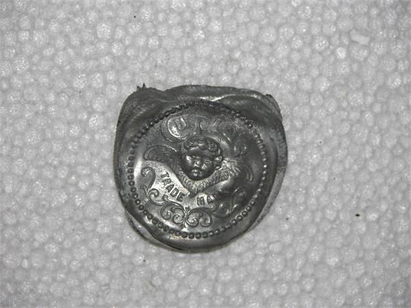 Пробка из тяжёлого белого металла (олово - ?). Надпись -  Cupido. Trade Mark. 