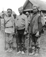 Колчаковцы во время отступления в октябре 1919 г. (в лаптях и босиком)! По сути дела это молодые крестьянские парни.