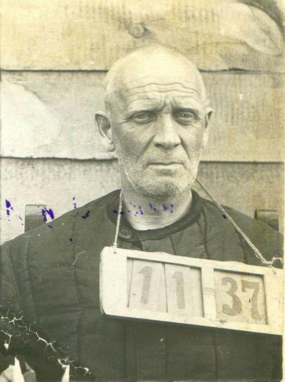 Князь Михаил Долгоруков, перед расстрелом, 1937 год. Реабилитирован посмертно 4 января 1957 года. Состава преступления в его действиях не обнаружено.