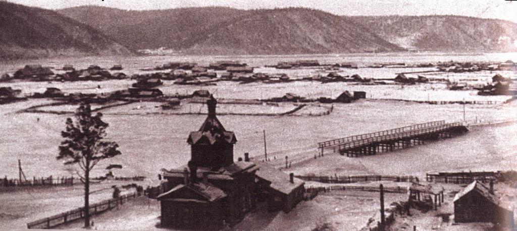 Старинное фото деревни Тальци.  На фото: рядом с заводом  в 1859 году был построен деревянный православный храм.