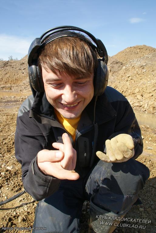 Маленький золотой самородок найденный металлоискателем GPX фирмы Minelab