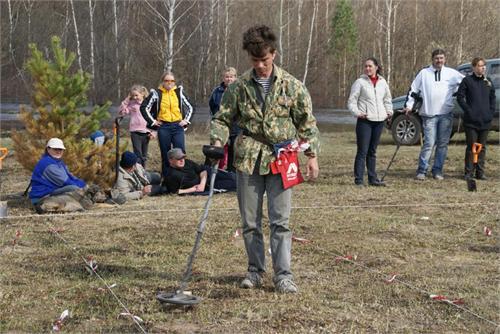 Второе место - Алексей с металлодетектором Minelab X-Terra T74. 9 целей из 11 возможных.