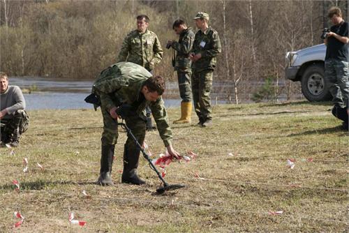 Участники не выкапывали цели, а только помечали, что здесь положительная цель, не тратя время на раскопки. На фото Fisher F75. Отмечено 7 целей из 11 возможных. Пятое место. 
