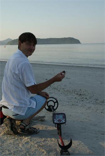 Остров Лангкави, район Cenang Beach, центральный пляж. Он просто огромный, бесконечный - сколько глаз хватает, с шириной 40-50 метров, что дух захватывает. Песок белый и мелкий, на ощупь как крахмальный.