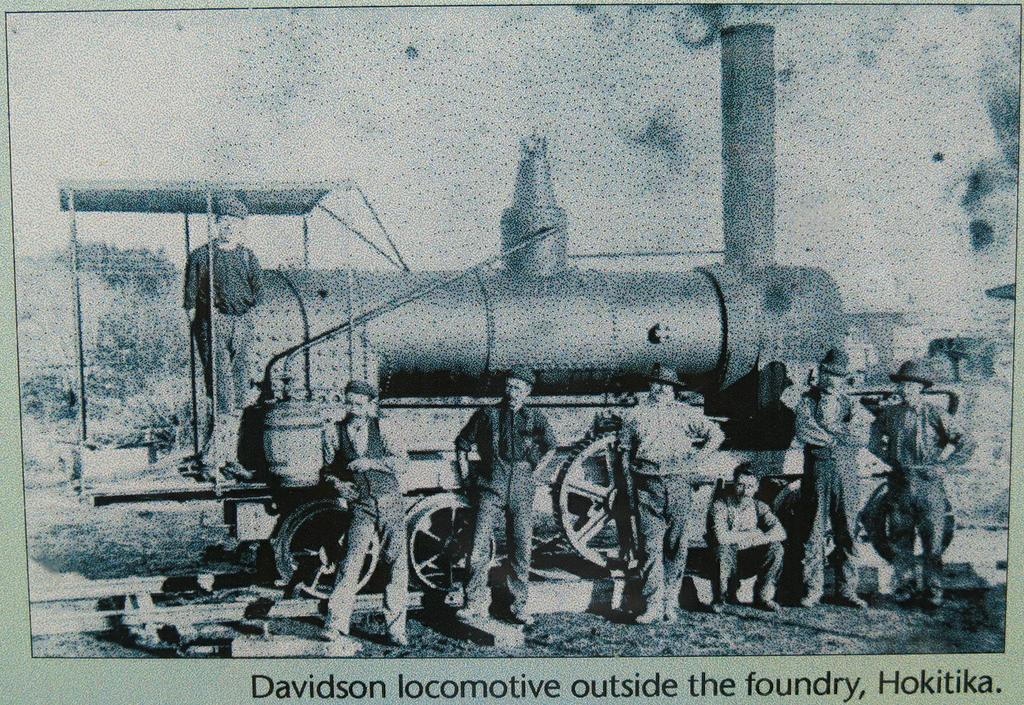 6-7 паровоз Davidson  locomotive полноприводный стоит прямо у тарассы Новая Зеландия