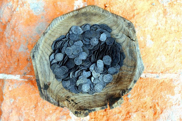 В выгребной яме нашли 2 тысячи серебряных монет и деревянную посуду