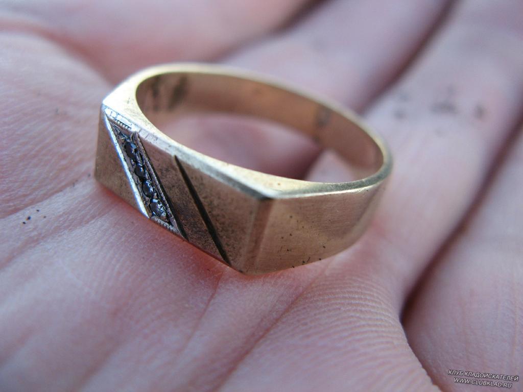 Золотой кольцо найденное Новозеландским поисковиком на пляже Orewa