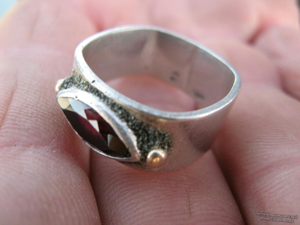 Серебряное кольцо с на удивление дорогим камнем Найдено местным поисковиком на пляже Orewa