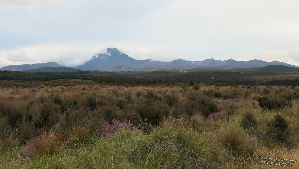 2-13 Пейзаж опять сменился, с правой одна из самых высоких гор НЗ с белоснежной снежной шапкой Puapehu 2797 м и чуть поменьше Ngauruhoe 2291 метр и Tongariro 1968 высота метра