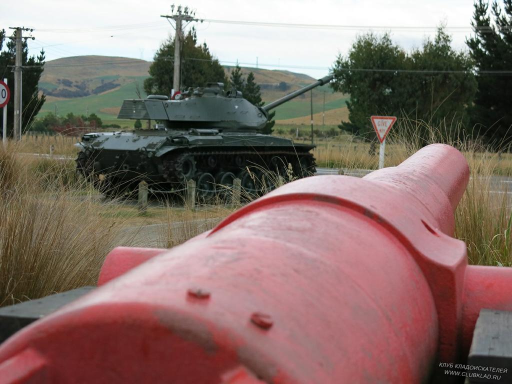3-04 Пушка Armstrong 1870 года и современный танк теперь в музее