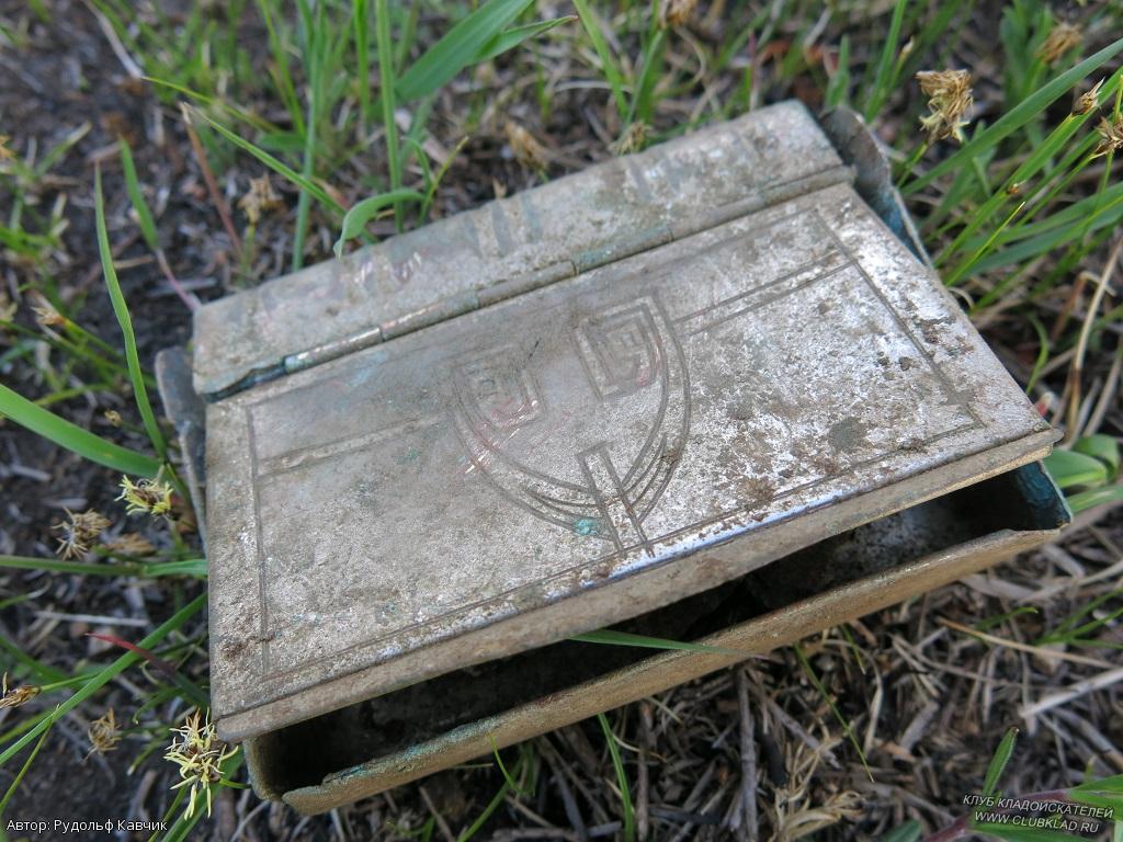 Алюминиевая шкатулка в которой находилось несколько игральных карт Находки с селе Удыча