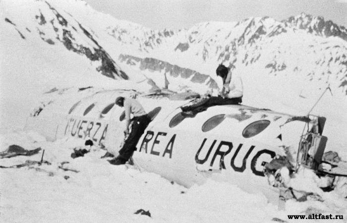Остатки самолета ставшие домом на 72 дня для выживших в катастрофе в Андах - Анды 1972 год