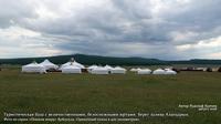 На берегу, окруженная белоснежными юртами, возвышается поистине ханский дворец, со сверкающим на солнце куполом, огромная, белоснежная юрта.   Фото из серии «Пешком вокруг Хубсугула. Одиночный поход в 400 километров». Рудольф Кавчик.