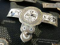Конная амуниция. Части позолоченной конской сбруй, удела, седло для лошади, части седла. 