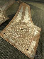 Орнамент украшения седла лошади. Конная амуниция. Части позолоченной конской сбруй, позолоченная накладка на седло лошади.
