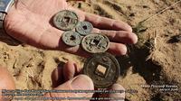 Необычная находка 5 китайских монет XII век. Фото из серии «Пешком вокруг Хубсугула. Одиночный поход в 400 километров». Рудольф Кавчик