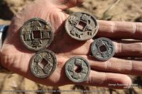 Необычная находка. Пять старинных китайских монет. Фото из серии «Пешком вокруг Хубсугула. Одиночный поход в 400 километров».