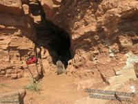 Вход в пещеру. Пещера расположена в 6 км от п.Чептыхай. 